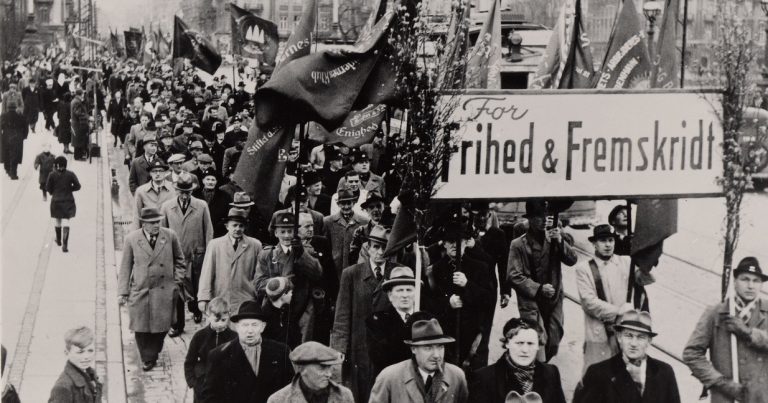 1. maj: Den første officielle markering af 1. maj i Danmark fandt sted i 1890, hvor fagforeninger og arbejderorganisationer begyndte at samle sig til demonstrationer for bedre arbejdsforhold og rettigheder. 1. maj blev hurtigt etableret som en tradition i Danmark som en dag for politisk og social kamp.